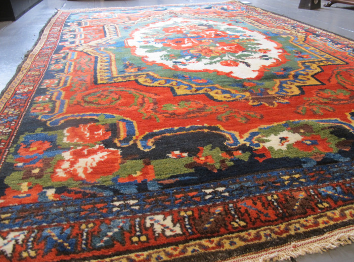 Baktiar Rug with Gol Farang